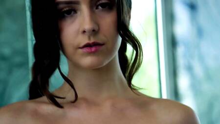 Милая девка с косичками показывает глубину своей глотки