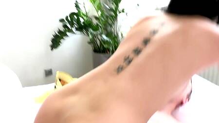 Стройная брюнетка отдалась в попку во время МЖМ