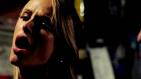 Нашли укромный уголок в магазине и занимаются там сексом втроем