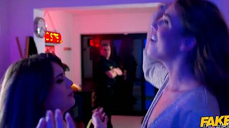 Администратор хостела развлекается с двумя красивыми телками