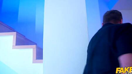 Администратор хостела развлекается с двумя красивыми телками