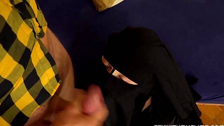 Отшлепал горничную мусульманку и жестко её трахнул