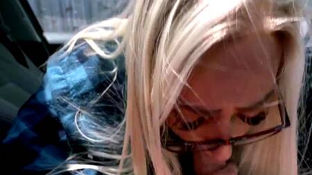 Подвезла друга сына и занялась с ним страстным сексом