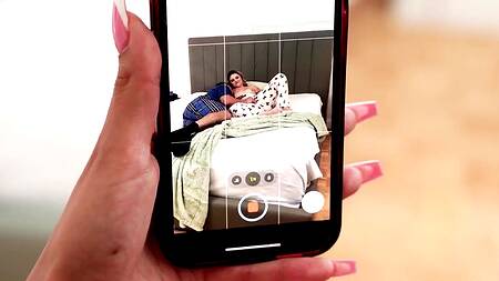 Пара занимается страстным сексом, а подруга девушки смотрит