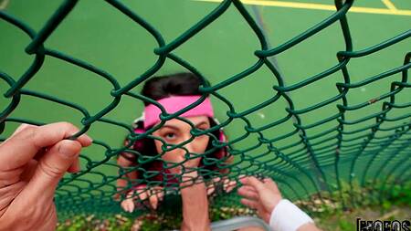 Подружка задирает юбке и соблазняет во время игры в теннис