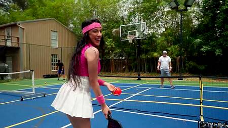 Подружка задирает юбке и соблазняет во время игры в теннис