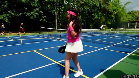 Подружка задирает юбке и соблазняет во время игры в теннис