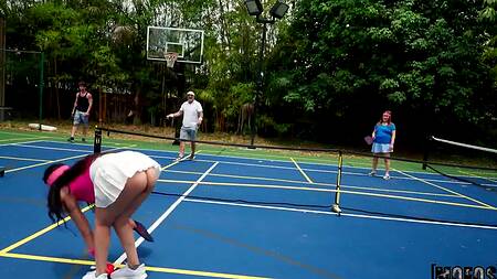 Подружка задирает юбке и соблазняет во время игры в теннис