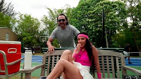 Подружка задирает юбке и соблазняет во время игры в теннис