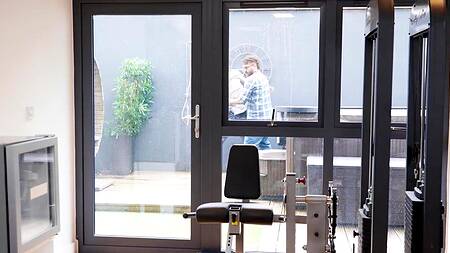 Подсмотрели за тренировкой соседки и трахнули её в два члена