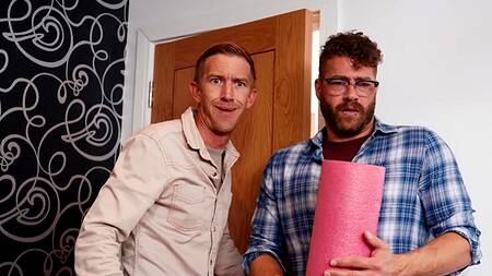 Подсмотрели за тренировкой соседки и трахнули её в два члена