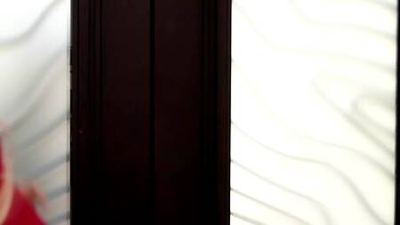 Милфа хотела подрочить в ванне, но тут пришел курьер