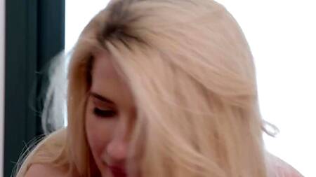 Красивые подружки по очереди наслаждаются двойным проникновением