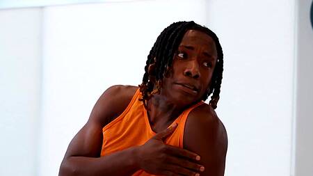 Зрелая медсестра наведалась в гости и трахнулась с черным парнем