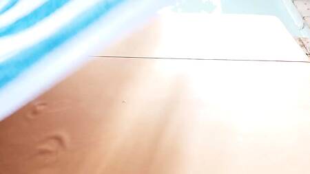 Увидел что зрелая соседка загорает у бассейна и трахнул её