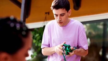 Увидел что зрелая соседка загорает у бассейна и трахнул её