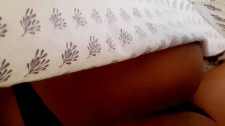 Друг моего мужа будит меня, засовывая в меня свой член