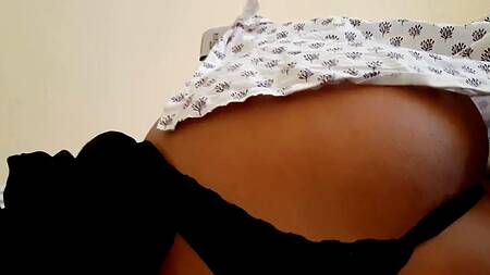 Друг моего мужа будит меня, засовывая в меня свой член