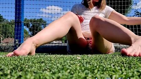 Беременная русская малышка мастурбирует на общественном футбольном суде