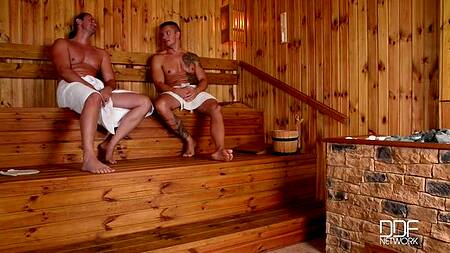 Жаркий тройничек в бане.