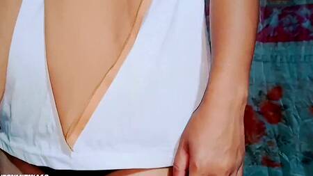 Лижет очко азиатки и трахает её, снимая порно крупным планом