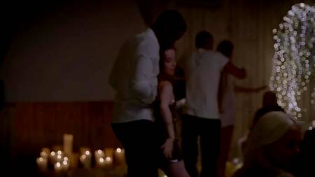 Зрелая красотка на отдыхе дает во все дырочки двум неграм