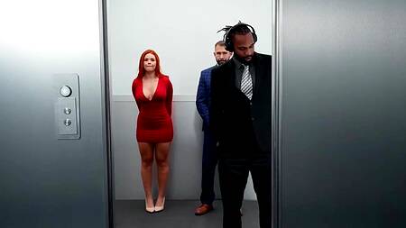 Не доехали до работы - занялись сексом в лифте