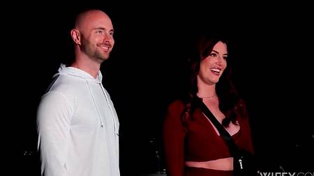 Рыжая жена трахается с двумя парнями, а муж смотрит