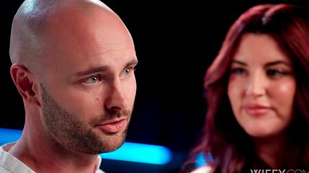 Рыжая жена трахается с двумя парнями, а муж смотрит