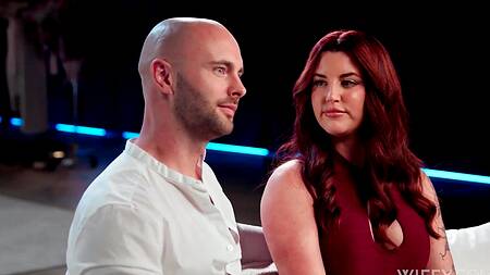 Рыжая жена трахается с двумя парнями, а муж смотрит