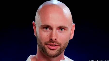 Рыжая жена трахается с двумя парнями, а муж смотрит