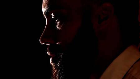 Красотка приласкала киску и соблазнила черного официанта