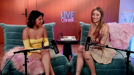Подруги записали подкаст и занялись лесбийским сексом