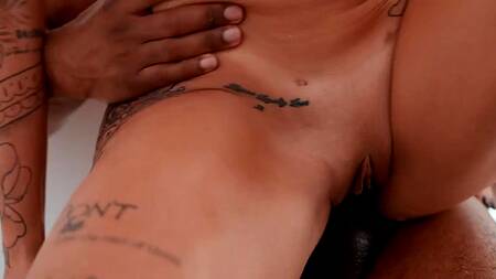 Хозяйка принимает ванну и соблазняет черного рабочего на анал