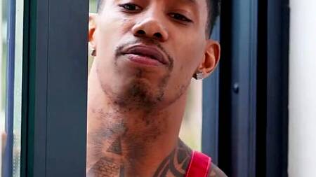 Хозяйка принимает ванну и соблазняет черного рабочего на анал