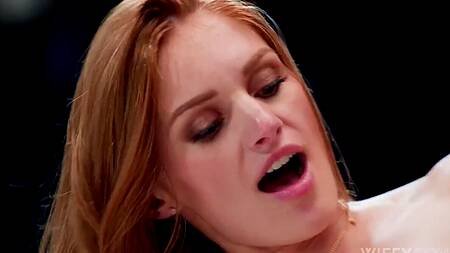 Рыжая жена развлекается с негром, а муж смотрит