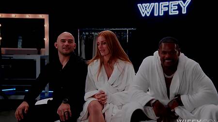 Рыжая жена развлекается с негром, а муж смотрит