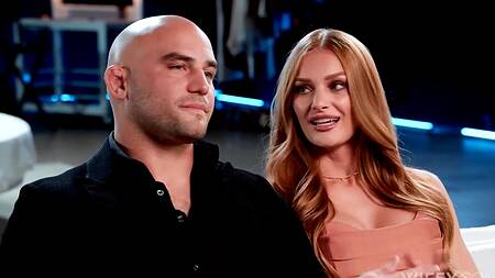 Рыжая жена развлекается с негром, а муж смотрит