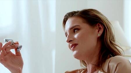 Вставила себе анальную пробку в очко и записалась на массаж