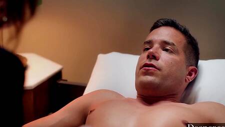 Поставила начальника на ноги, трахнувшись с ним