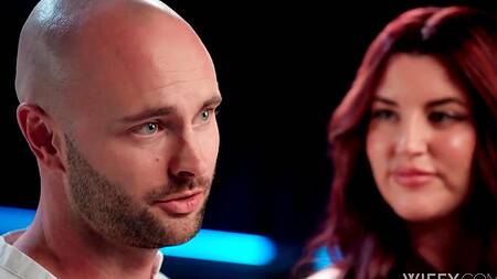 Рыжая красотка развлекается сразу с двумя перед мужем куколдом