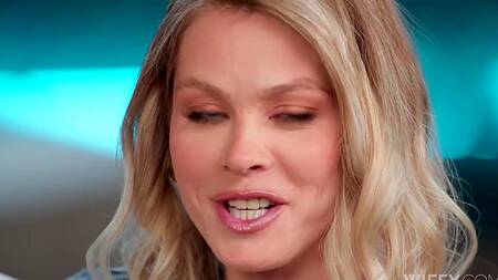 Шикарная блондинка ебется с негром, а муж наблюдает