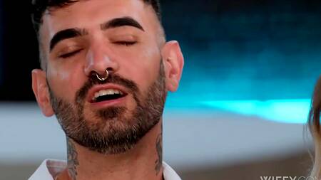 Шикарная блондинка ебется с негром, а муж наблюдает