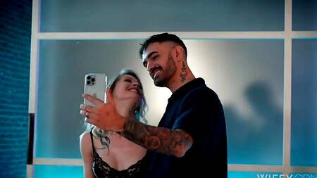 Шикарная блондинка ебется с негром, а муж наблюдает