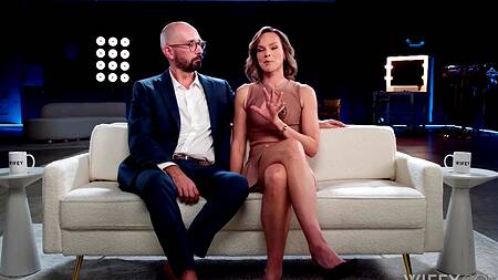 Привез жену к двум мужикам, пусть её выебут нормально