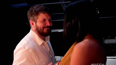 Жена ебется с двумя мужиками, а муж смотрит