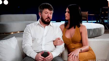 Жена ебется с двумя мужиками, а муж смотрит