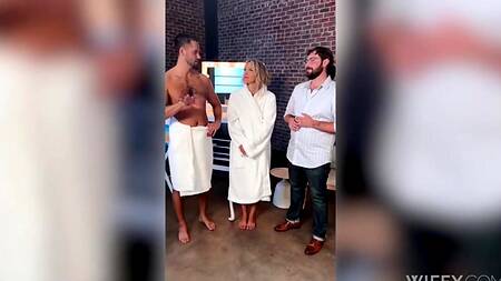 Муж айтишник смотрит как его жену страстно ебет другой мужик