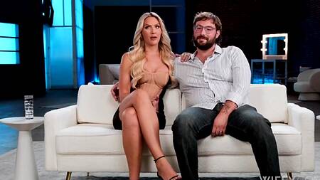 Муж айтишник смотрит как его жену страстно ебет другой мужик