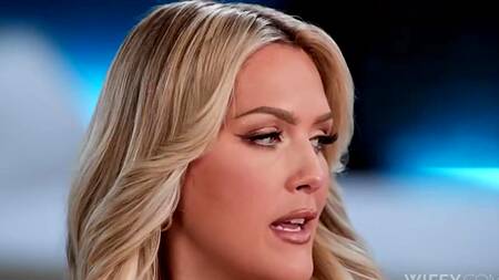 Муж айтишник смотрит как его жену страстно ебет другой мужик